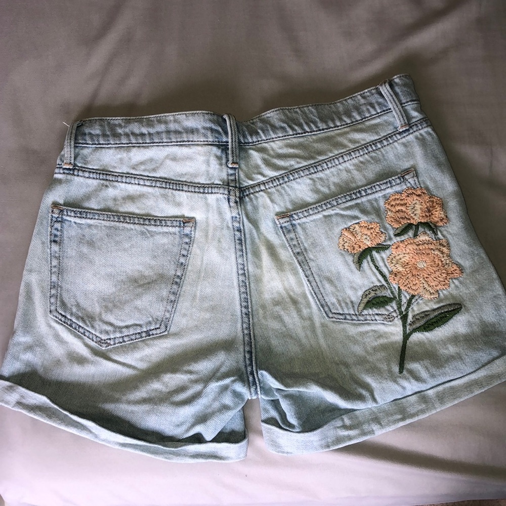 Closing shop 1/31: Gap embroidered shorts